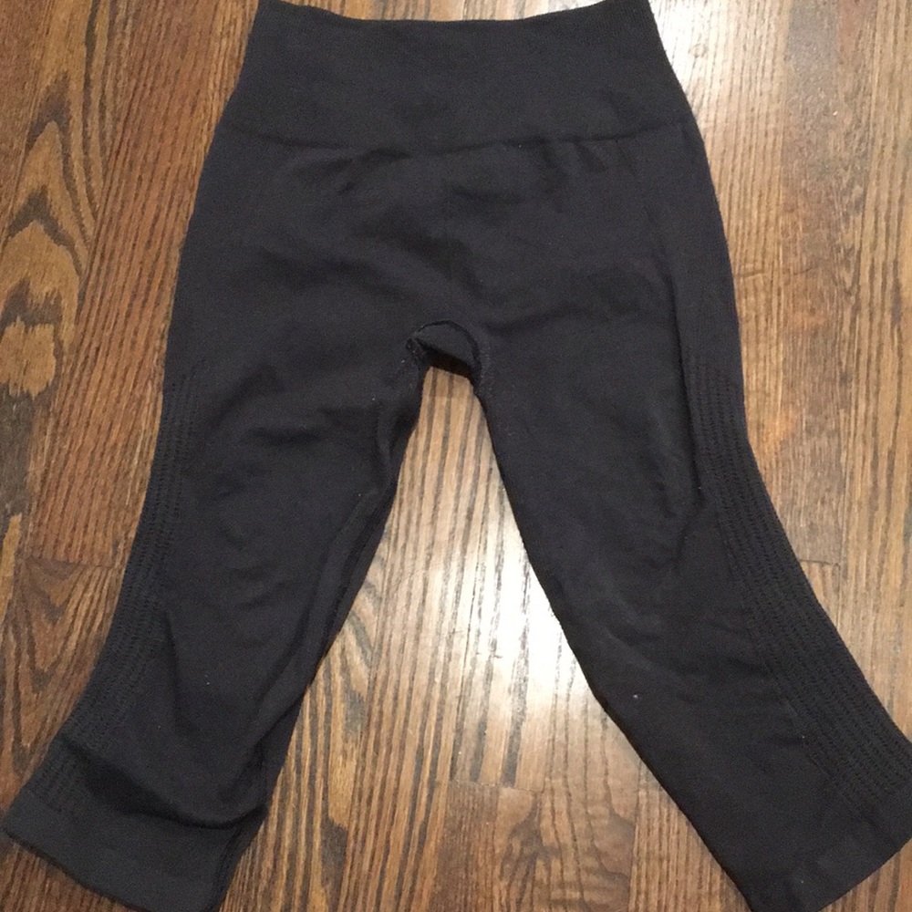 Lululemon size 6 dark gray crops